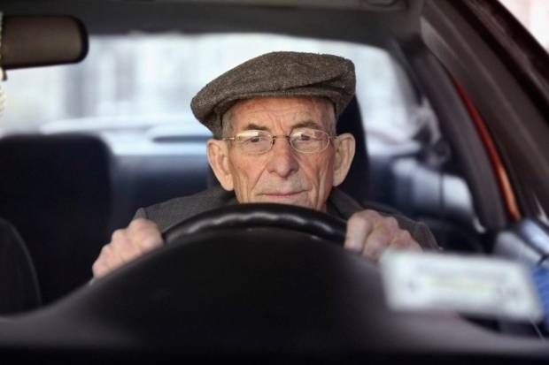 La DGT atiende a personas de 65 años o más sin cita previa