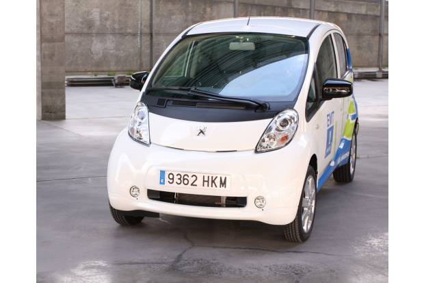 Peugeot entrega un iOn a la EMT