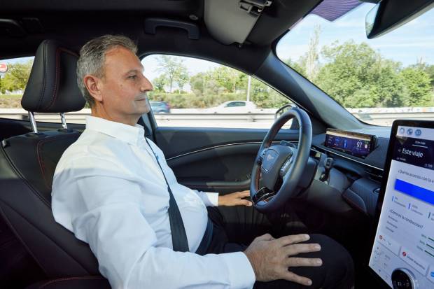 Ya se puede circular sin manos en el volante y que no te multen con un sistema de Ford