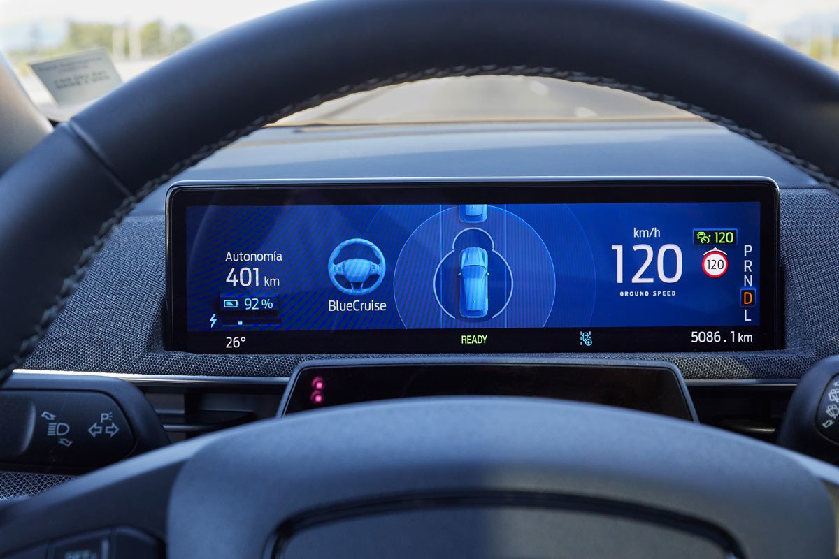 Ya se puede circular sin manos en el volante y que no te multen con un sistema de Ford