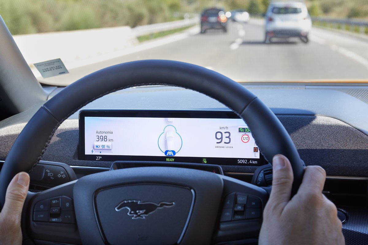 Ya se puede circular sin manos en el volante y que no te multen con un sistema de Ford