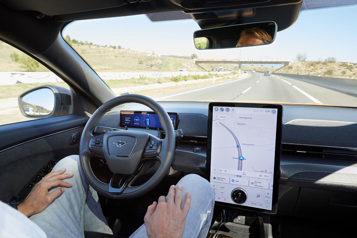 Ya se puede circular sin manos en el volante y que no te multen con un sistema de Ford