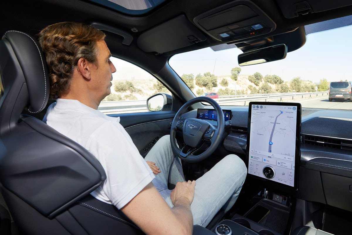 Ya se puede circular sin manos en el volante y que no te multen con un sistema de Ford