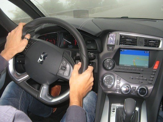 Cómo sentarse al volante: la mejor postura para conducir