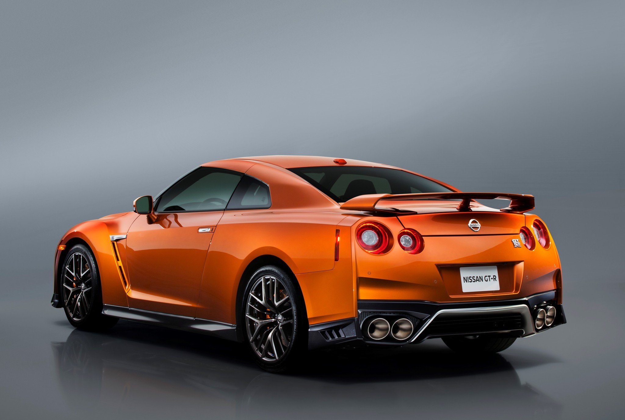Nuevo Nissan GT-R: más potencia, nuevo estilo y acabados Premium
