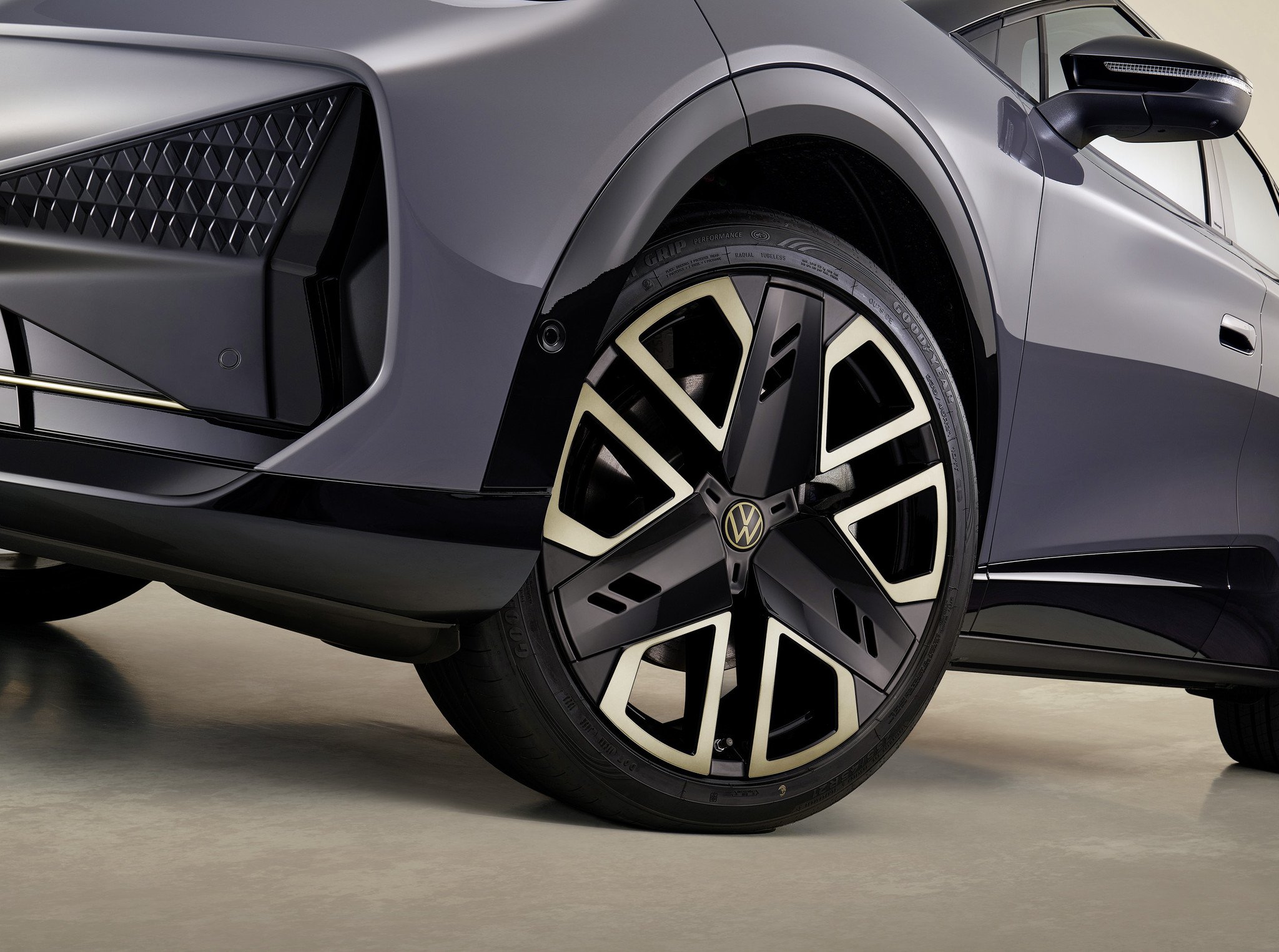 No tienes que revisarte la vista, es un Volkswagen y sí, es muy similar al Cupra Tavascan