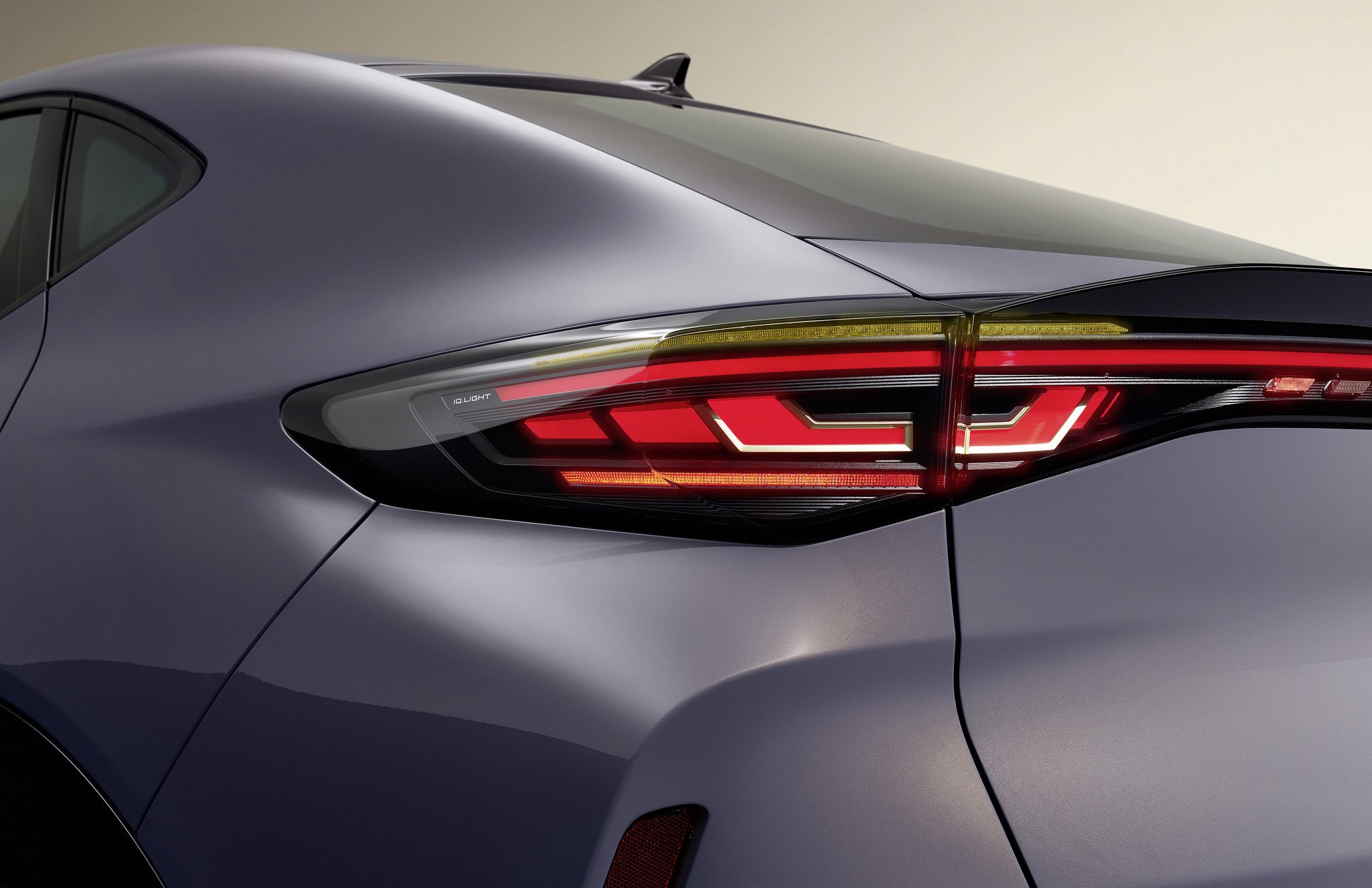 No tienes que revisarte la vista, es un Volkswagen y sí, es muy similar al Cupra Tavascan