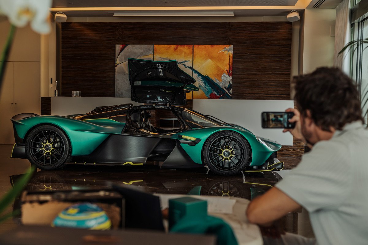 Alonso y su Aston Martin Valkyrie