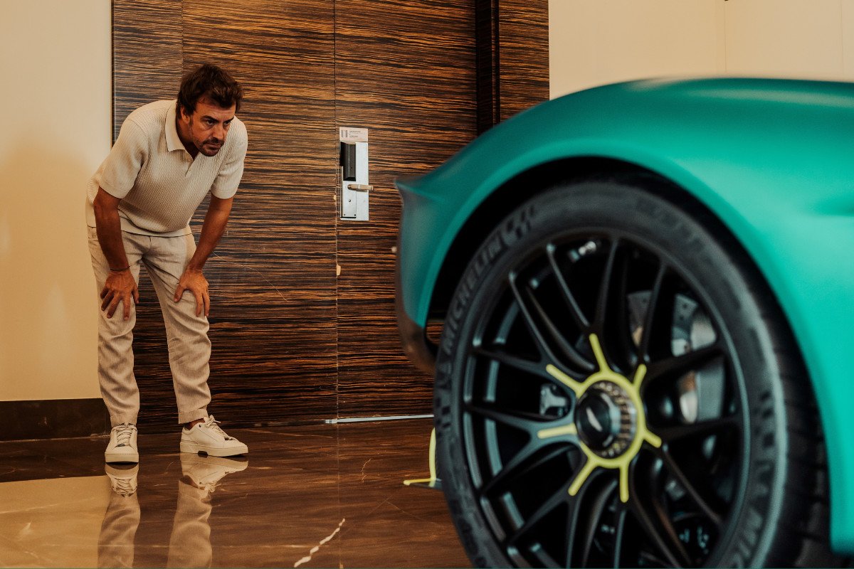 Alonso y su Aston Martin Valkyrie