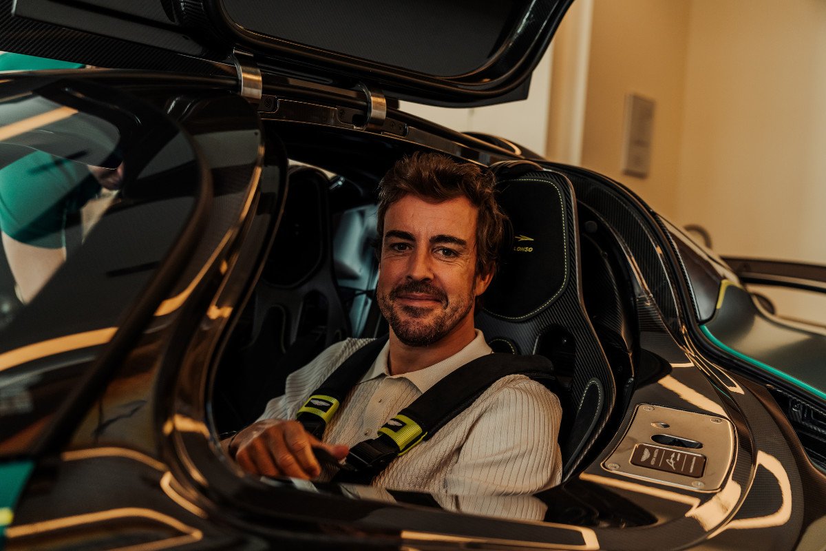 Alonso y su Aston Martin Valkyrie
