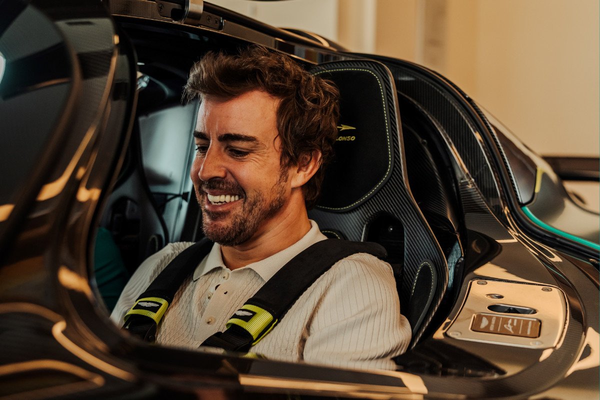 Fernando Alonso recibe su Aston Martin Valkyrie: un F1 también para salir a carretera