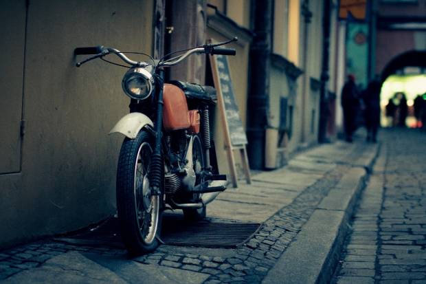 Madrid prohibirá aparcar motos, bicicletas y patinetes sobre la acera