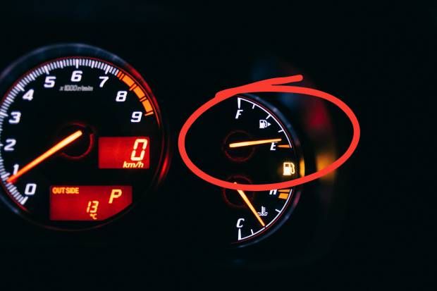 ¿Es malo apurar siempre el combustible en el coche? Los peligros de ir en reserva
