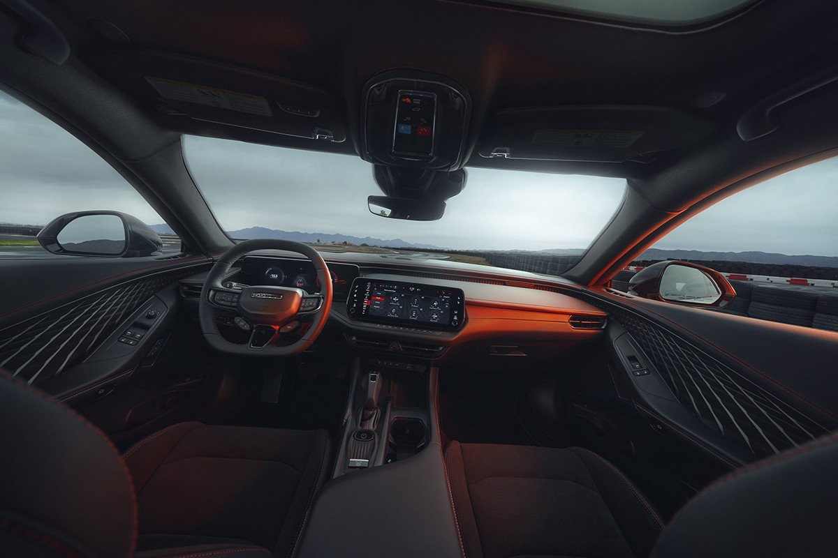 Dodge Charger Daytona 2024 eléctrico y combustión_interior
