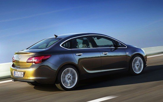 Nuevo Opel Astra sedan de cuatro puertas