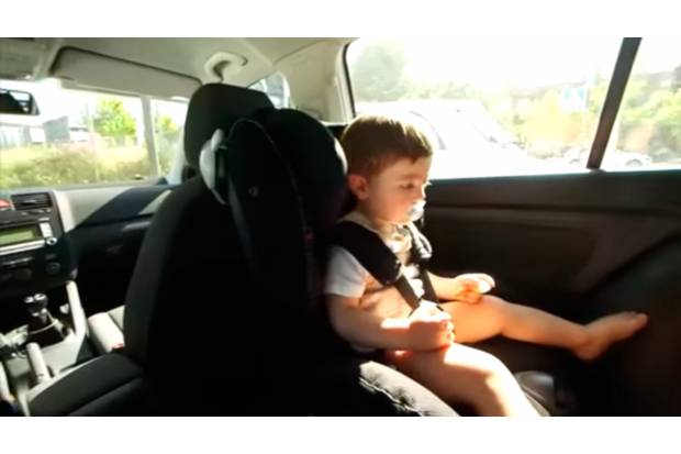 Por qué un niño no puede quedarse ni diez minutos en un coche cerrado