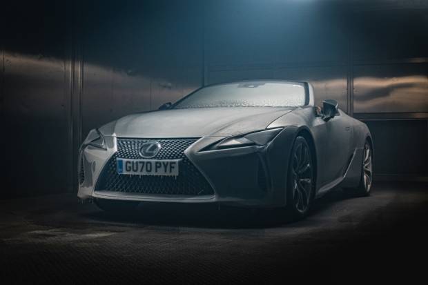 VÍDEO: ¿Es el Lexus LC cabrio capaz de sobrevivir a una noche a -18 grados?