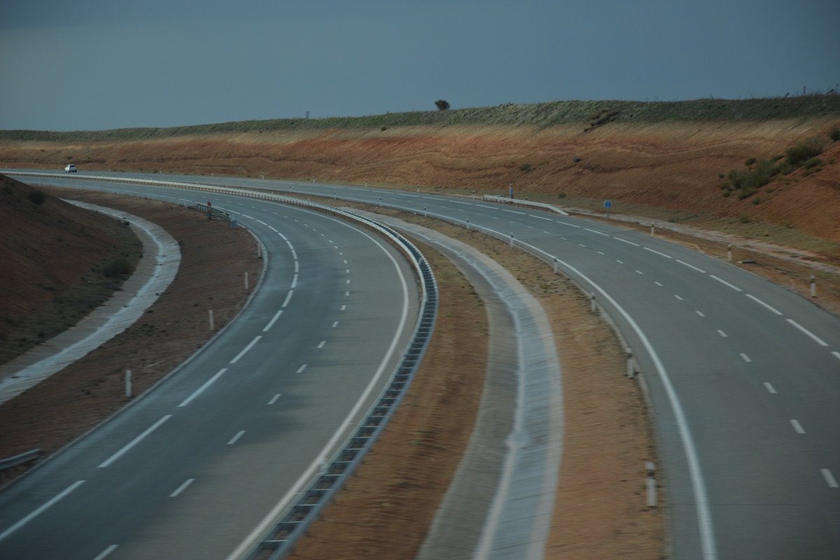 El Gobierno estudia bajar la velocidad en autovías y autopistas para reducir el consumo
