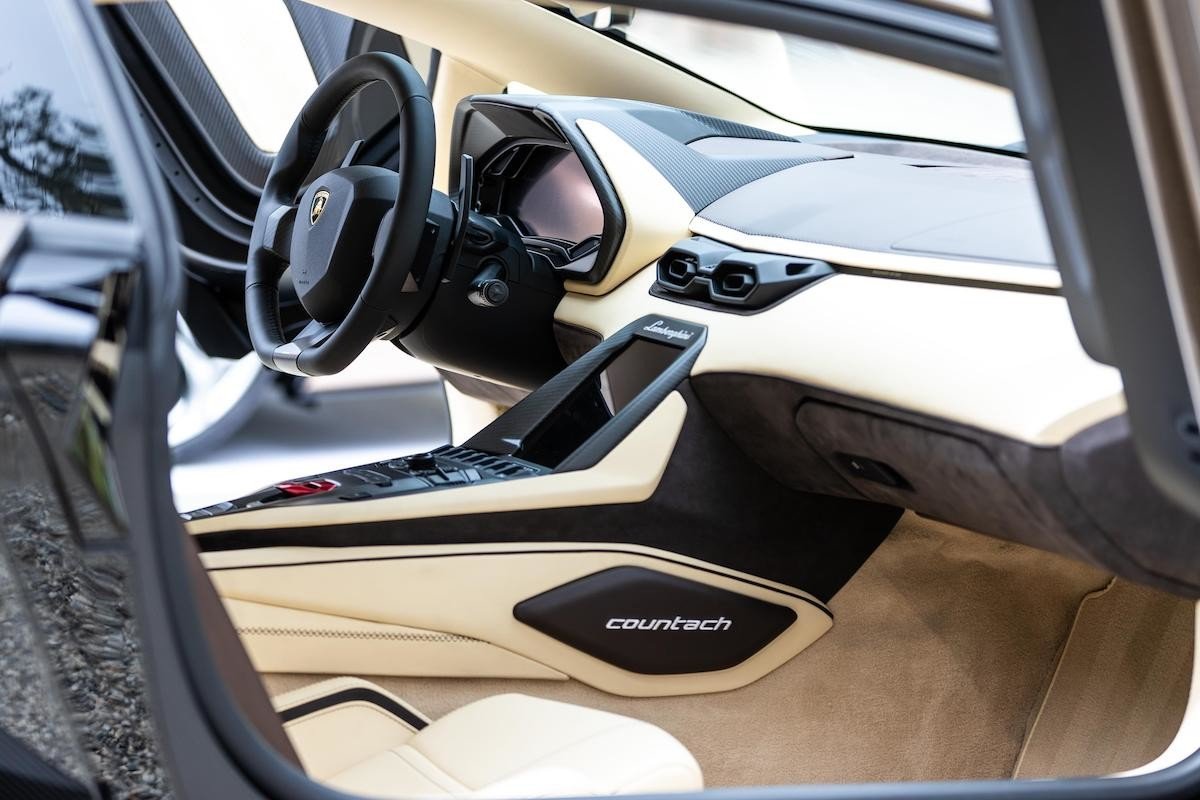 lamborghini countach lpi 804_interior