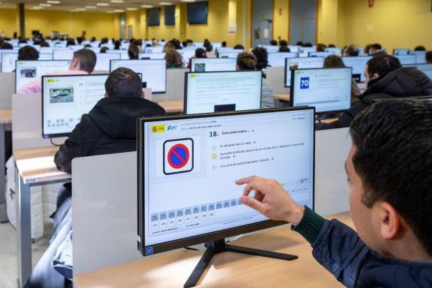 Esto es lo que pasa si te pillan copiando en el examen teórico de conducir