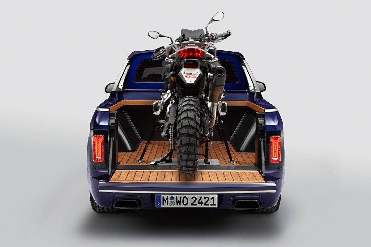 BMW X7 Pick-up, un proyecto de estudiantes con moto incluida