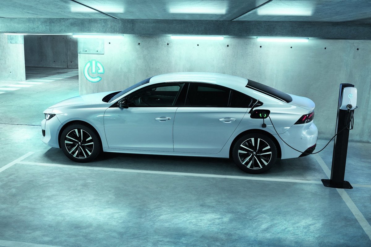 Peugeot 508 Hybrid, el híbrido enchufable con 54 kms de autonomía en modo eléctrico