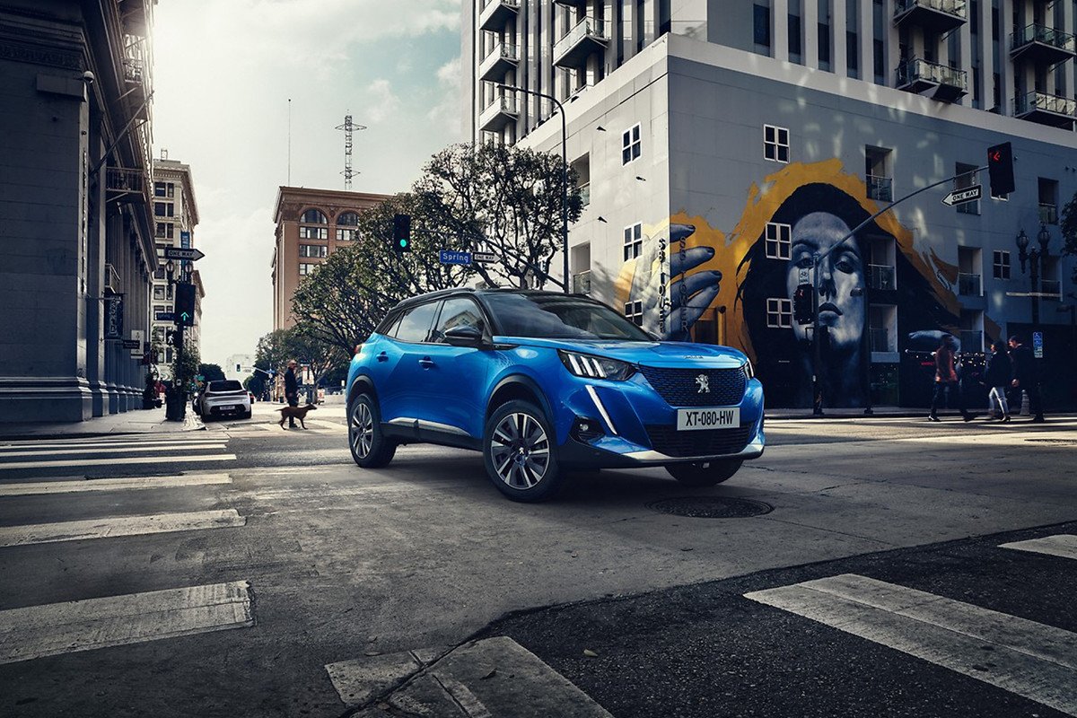 coche SUV urbano en un cruce con semáforos