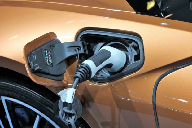 ¿Por qué la potencia de un híbrido encufable no es la suma de sus motores?