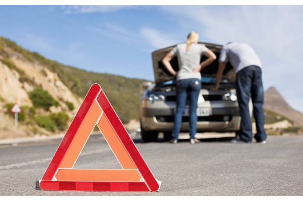 Expertos en seguridad explican cómo actuar en caso de incidente en coche en la carretera