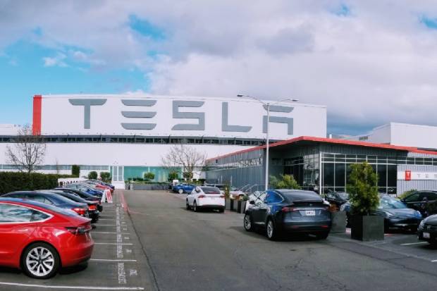 Tesla reduce su producción un 75% por el coronavirus