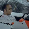 Vídeo: Jenson Button y Lewis Hamilton visitan el garaje de McLaren F1