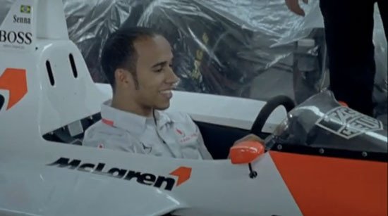 Vídeo: Jenson Button y Lewis Hamilton visitan el garaje de McLaren F1