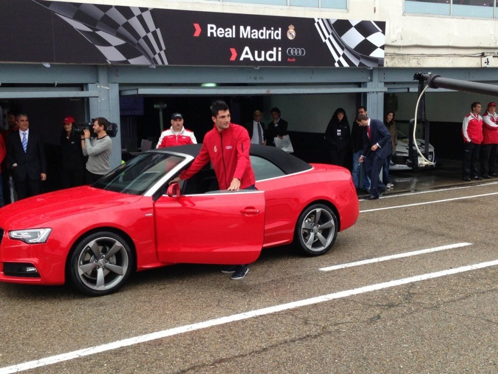 Audi entrega sus nuevos coches al Real Madrid en el Circuito del Jarama