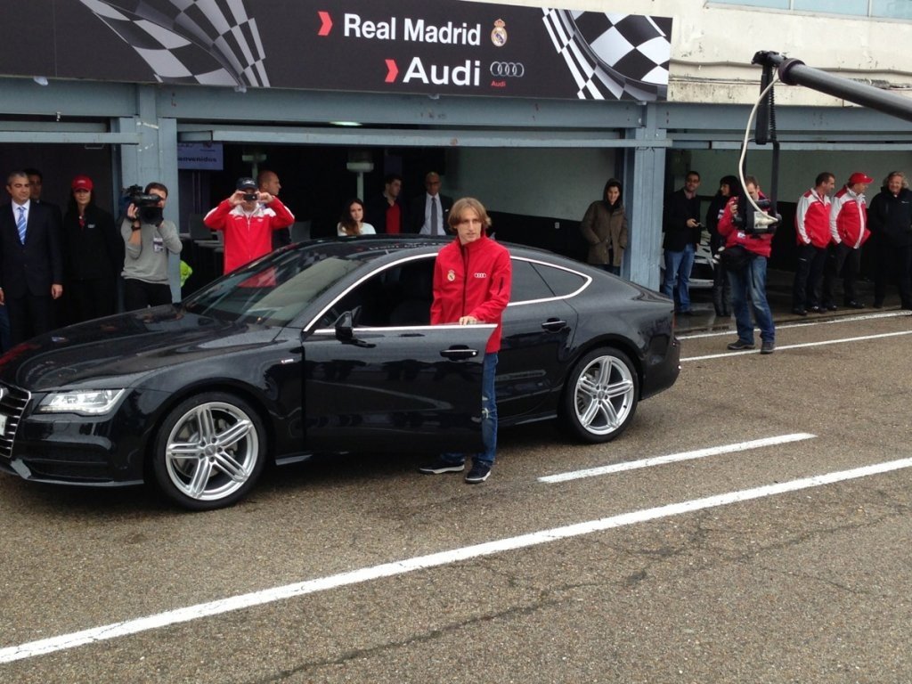 Audi entrega sus nuevos coches al Real Madrid en el Circuito del Jarama