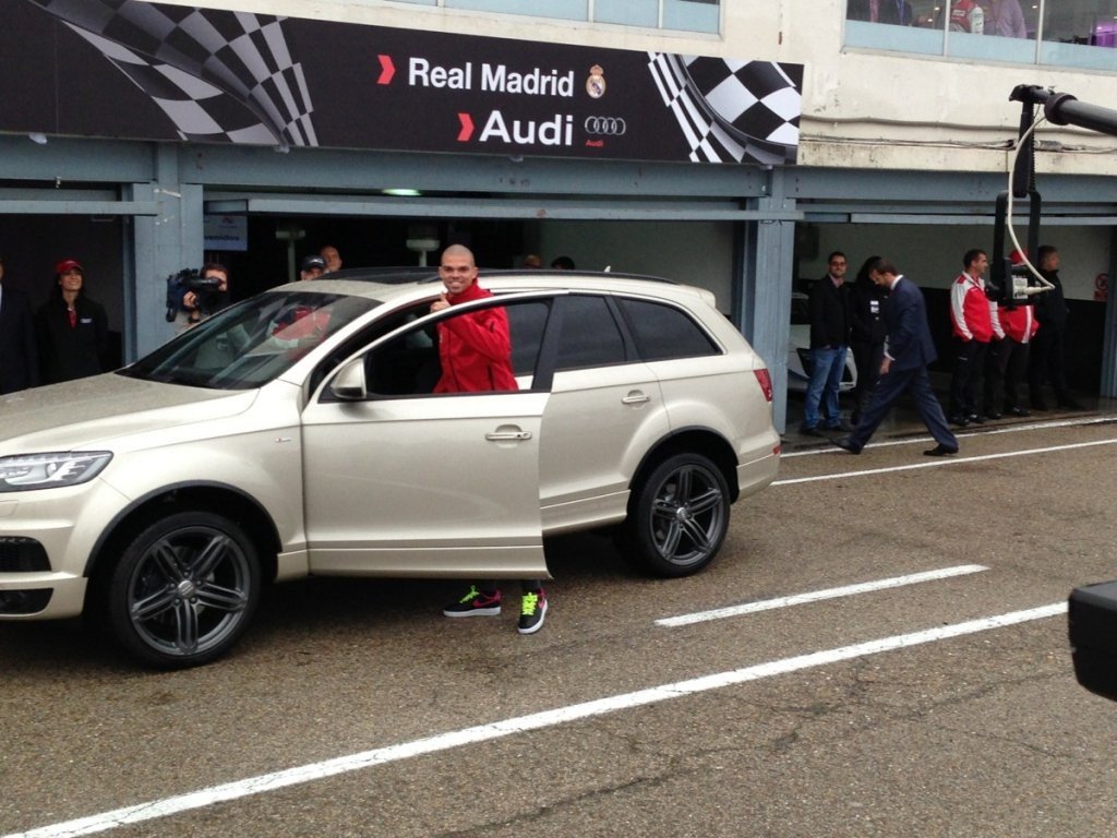 Audi entrega sus nuevos coches al Real Madrid en el Circuito del Jarama
