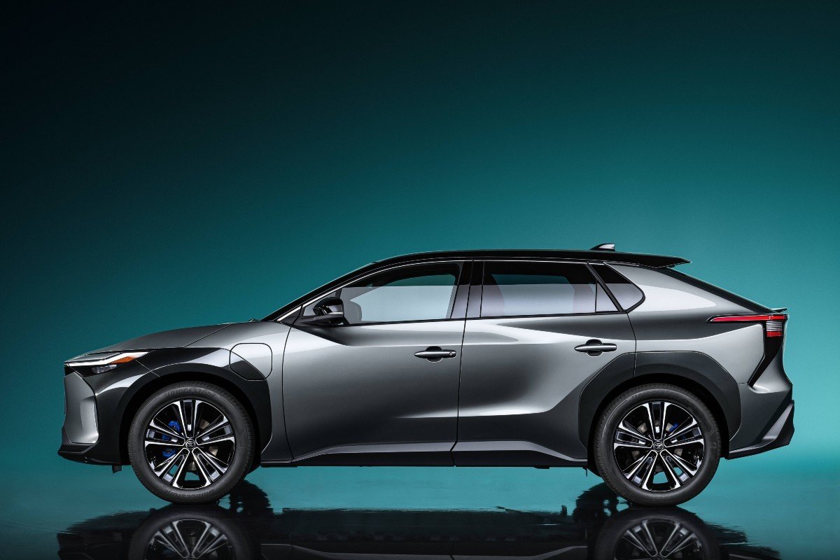 Toyota bZ4X, el SUV eléctrico con carga solar que inicia una nueva era