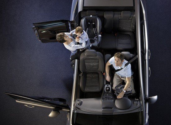 Asientos infantiles para el coche: ¿Cuál es la plaza más segura para instalarlos?