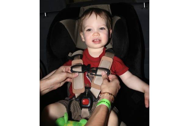 Asientos infantiles para el coche: ¿Cuál es la plaza más segura para instalarlos?