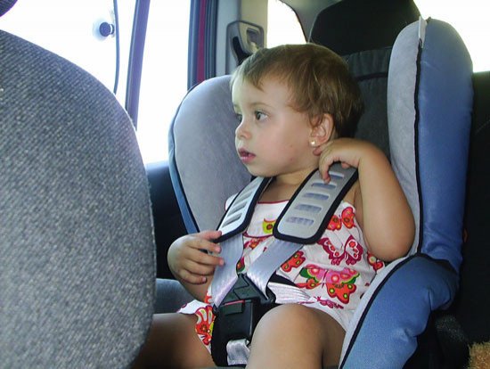 Asientos infantiles para el coche: ¿Cuál es la plaza más segura para instalarlos?