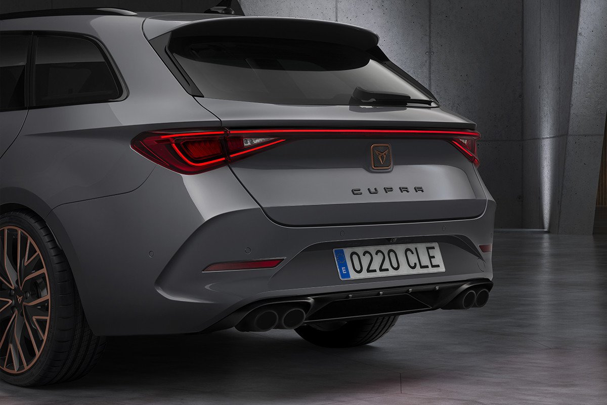 detalle culo y escapes cupra león