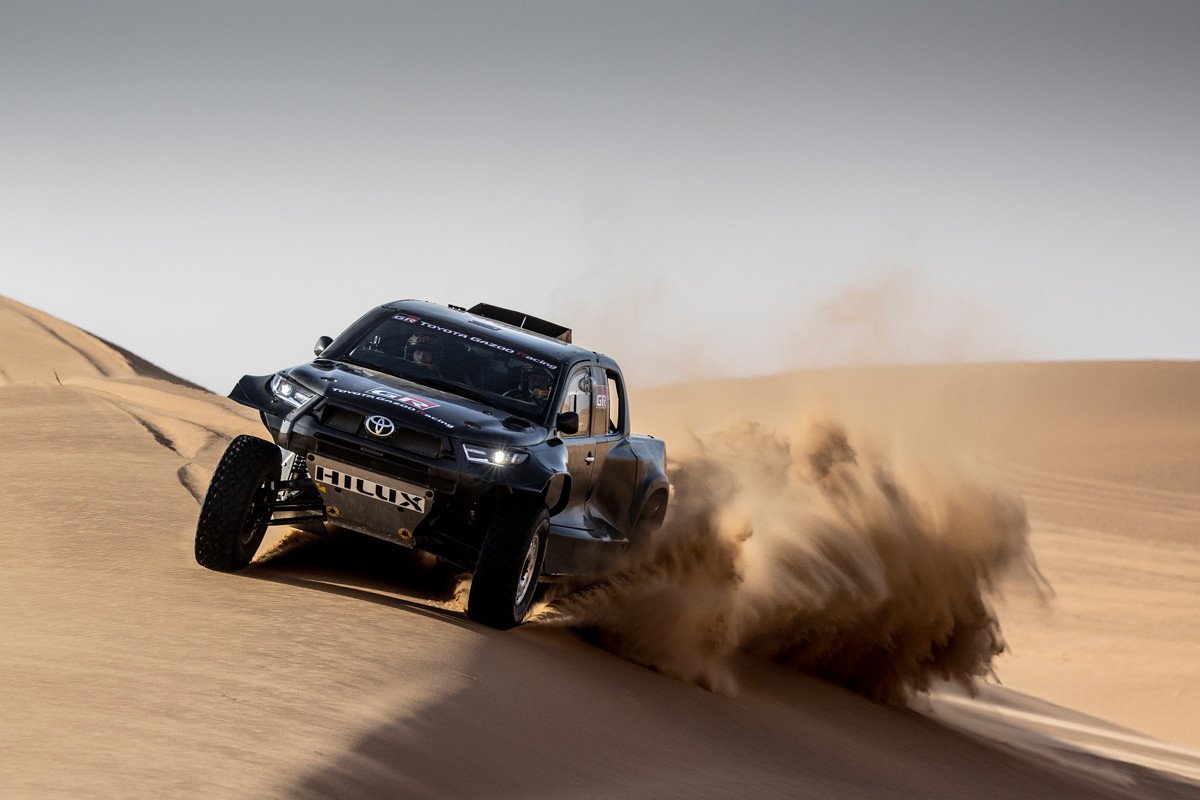 Toyota presenta el GR DKR Hilux y a sus cuatro pilotos para el Dakar 2022