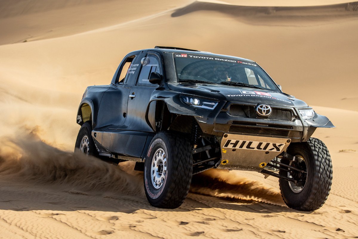 Toyota presenta el GR DKR Hilux y a sus cuatro pilotos para el Dakar 2022