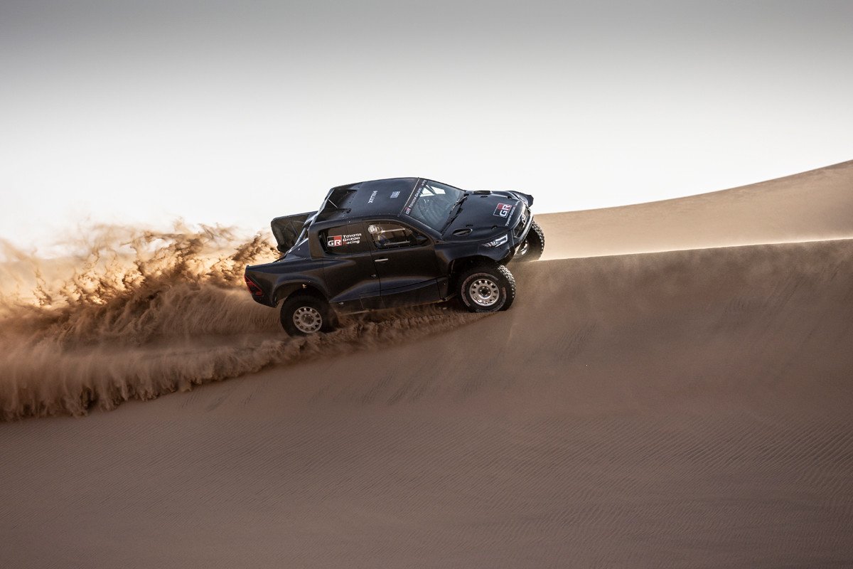 Toyota presenta el GR DKR Hilux y a sus cuatro pilotos para el Dakar 2022
