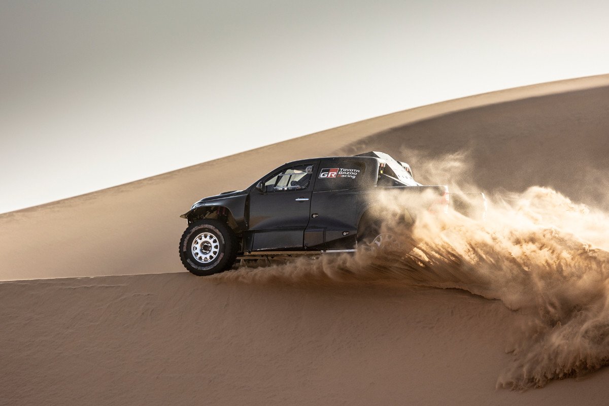 Toyota presenta el GR DKR Hilux y a sus cuatro pilotos para el Dakar 2022