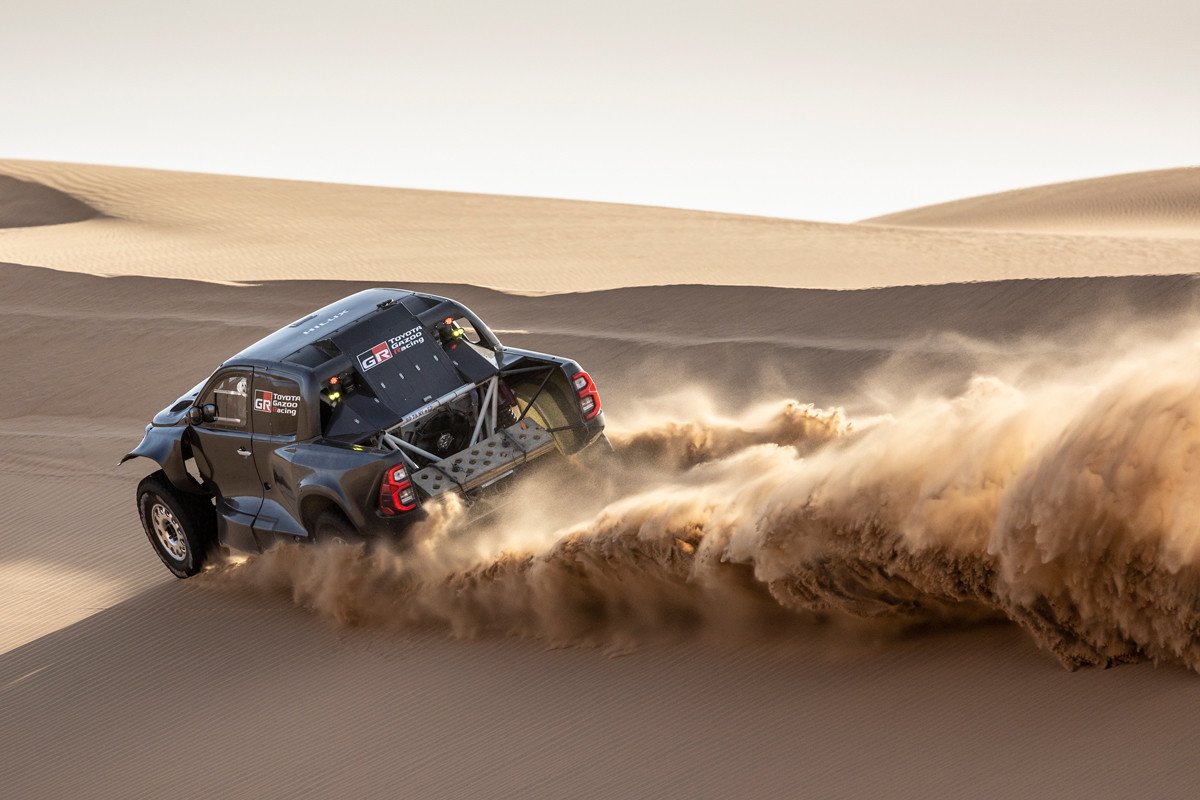 Toyota presenta el GR DKR Hilux y a sus cuatro pilotos para el Dakar 2022