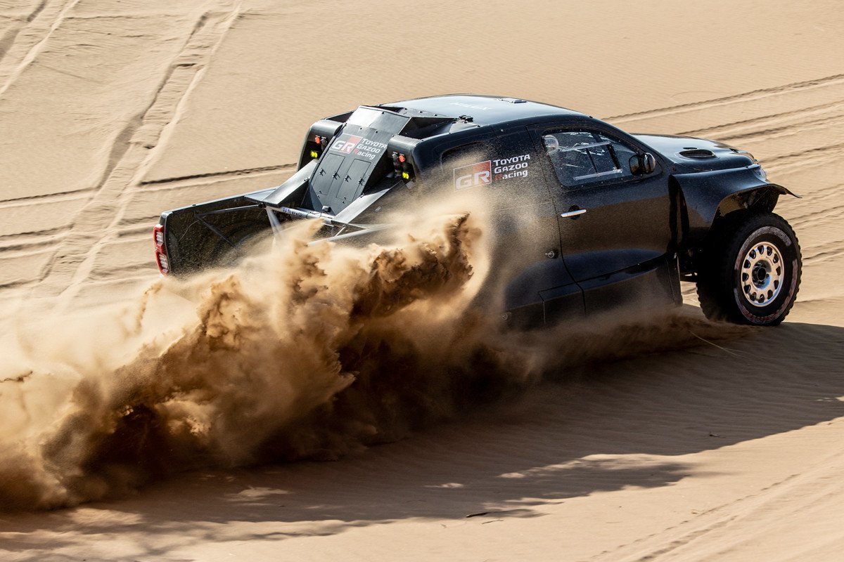 Toyota presenta el GR DKR Hilux y a sus cuatro pilotos para el Dakar 2022