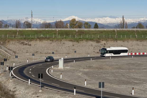 Stellantis crea un circuito para probar la carga inalámbrica de coches en movimiento