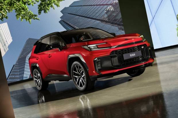 Toyota RAV4 2026: híbrido enchufable con 100 km de autonomía más barato que nunca