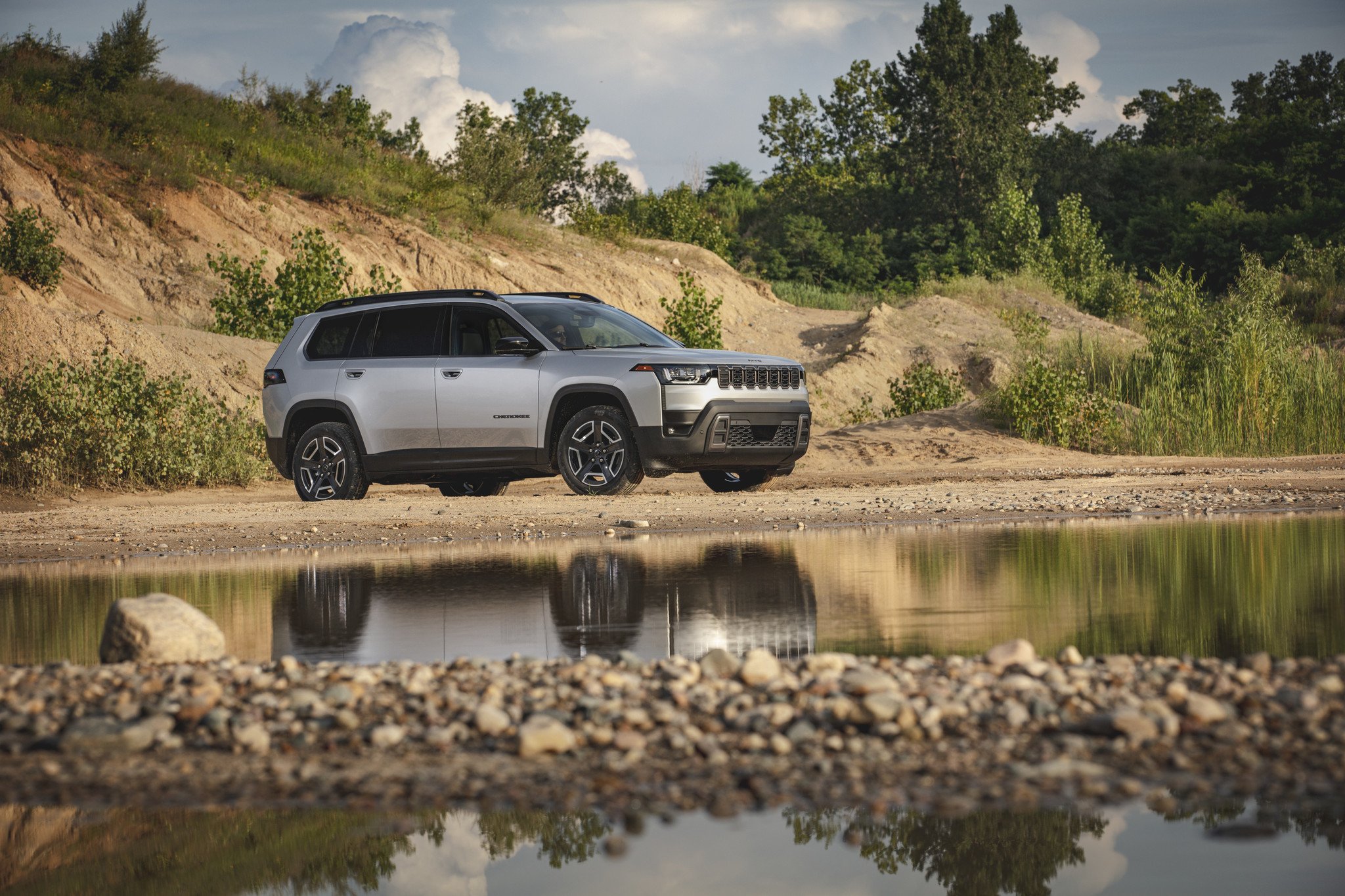 Nuevo Jeep Cherokee 2026: SUV con motor híbrido de 210 CV y tracción 4x4 de serie