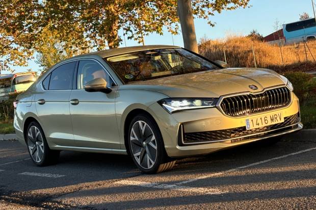 Prueba Skoda Superb: etiqueta Eco, consumo, maletero, comportamiento y opinión